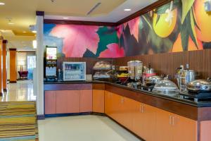泰特斯维尔肯尼迪航天中心万豪费尔菲尔德套房酒店的餐厅厨房配有带食物的柜台