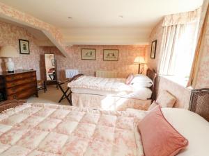 AustwickThe Garden Rooms Lawkland的一间卧室设有一张床和一个窗口