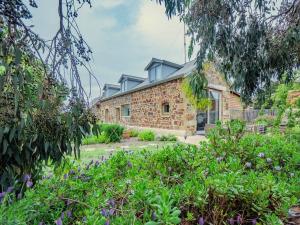 Little Swanport*Newly relisted* Coach House at Lisdillon Vineyard的一座石头房子,前面设有花园