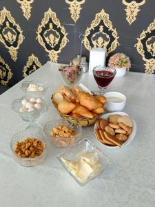 KurmentyКольсайские озера, гостиница Айару的桌上放着一碗面包和其他食物
