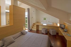 阿梅利亚洛坎达戴拉杰洛酒店的一间带大床的卧室和一间浴室