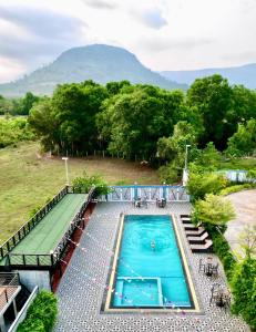 贡布Damnak Borey Resort的享有游泳池的顶部景色,游泳池背景为群山
