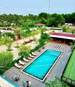贡布Damnak Borey Resort的享有带躺椅的游泳池和度假村的顶部景致