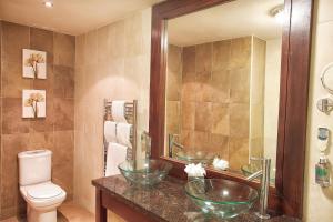 基拉尼托克酒店的一间带两个盥洗盆和卫生间的浴室