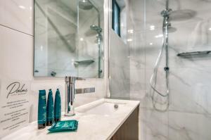 达尔文棕榈城度假酒店的一间带水槽和淋浴的浴室