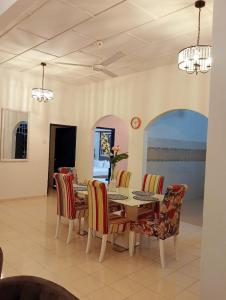 关丹The Beach House @ Kuantan的一间带桌椅的用餐室