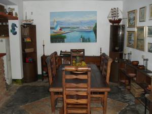 Pedro Gonzalez阿卡迪亚山林小屋的一间带木桌和椅子的用餐室