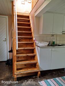 埃勒斯Kobbar & Skär Vandrarhem的厨房里设有一套木制楼梯