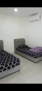 怡保Lanai Meranti的配有两张床的休息室