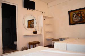 特科卢特拉Posada Casa Antigua的客房设有床、桌子和卫生间。