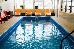 马德普拉塔圣雷莫格兰德酒店的一座带橙色椅子的游泳池