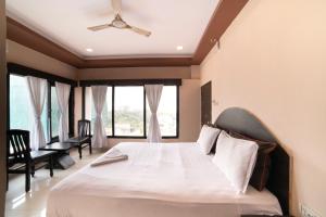 维沙卡帕特南Hotel Searock的一间卧室配有一张大床和吊扇