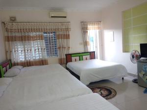 头顿Motel Thanh Huyền的一间卧室设有两张床和窗户。