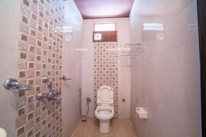 维沙卡帕特南Hotel Searock的一间带卫生间和淋浴的小浴室