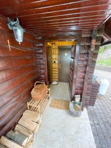 耶塞尼采Dwarfs cabin overlooking Julian Alps near Bled的小木屋的门廊,配有两把椅子