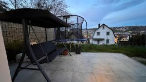 布劳施泰因Emily’s Apartment的一个带椅子和篮球架的庭院