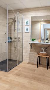 毕尔巴鄂Mood Bilbao Apartamentos - New & Special的一间带玻璃淋浴和水槽的浴室