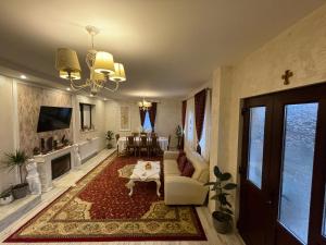 瓦马Casa cu Pitici的客厅配有沙发和桌子