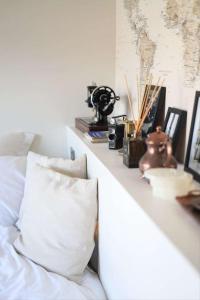 ParkstoneLuxurious cabin with desk & mini library的白色的枕头和一些图片