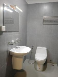 暹粒Shalima Guesthouse的浴室配有白色卫生间和盥洗盆。