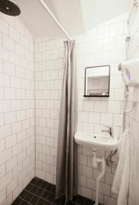 斯德哥尔摩Old Town Stay Hostel的白色瓷砖浴室设有水槽和镜子