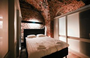 斯德哥尔摩Old Town Stay Hostel的卧室配有砖墙内的床铺