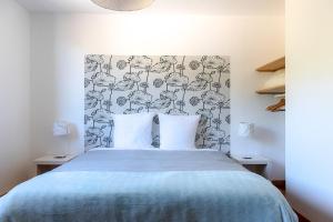 班纳萨克迪云洁腊特瑞住宿加早餐旅馆的一间卧室配有一张带蓝色床罩的床