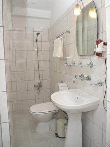 阿拉尼亚Melody City Otel的白色的浴室设有卫生间和水槽。