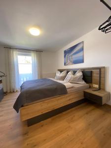 巴特奥塞Ferienhaus Mayr的一间卧室设有一张大床和一个窗户。