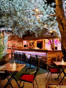 TuchanLes chalets du Relais d'Aguilar的一间带桌椅的餐厅和一间酒吧