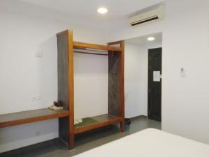 暹粒Shalima Guesthouse的一间设有镜子和木架的房间