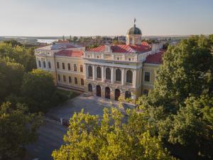 斯维什托夫Пансион - Димитър Хадживасилев的红色屋顶的大型黄色建筑