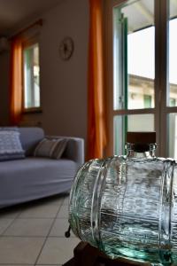马里纳迪马萨Orange Apartment的坐在客厅桌子上的玻璃容器
