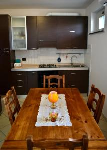 马里纳迪马萨Orange Apartment的厨房配有木桌和蜡烛