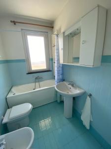 马里纳迪马萨Orange Apartment的蓝色的浴室设有卫生间和水槽