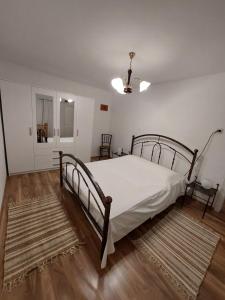 泽敏Casa Irma的一间卧室配有一张床和两块地毯