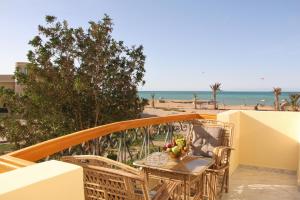 赫尔格达Villa Anna & Snake的海滩阳台的桌椅