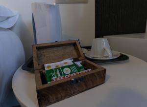 马尔皮卡卡萨德瓦斯卡酒店的一张桌子上的一个木箱