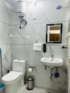 斋浦尔3BHK Airport Vista Apartment - Entire Apartment的白色的浴室设有卫生间和水槽。
