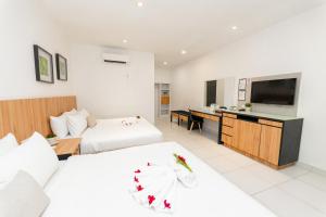 珍南海滩兰卡威别墅酒店的酒店客房设有两张床和一台平面电视。