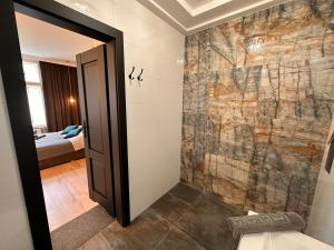 奥尔什丁DK Premium Warmińska Secesja的带淋浴的浴室(带石墙)