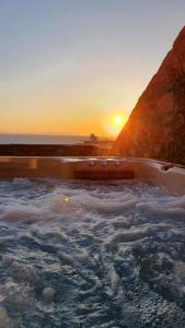 米克诺斯城戈尔戈纳酒店的享有日落美景的热水浴池