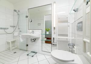 韦斯特兰Strandhotel Monbijou GmbH garni的白色的浴室设有卫生间和水槽。