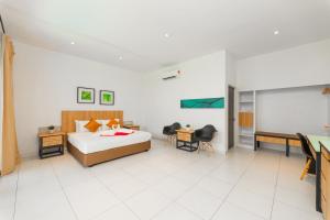 珍南海滩兰卡威别墅酒店的一间卧室配有一张床和一张书桌