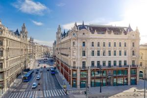 布达佩斯Matild Palace, a Luxury Collection Hotel的城市街道的空中景观和建筑