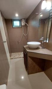华欣天同旅馆的一间带水槽和大镜子的浴室