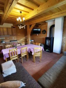 日亚尔Drevenica Západné Tatry的一间带桌椅和壁炉的用餐室