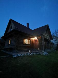 日亚尔Drevenica Západné Tatry的夜间的木屋,灯亮