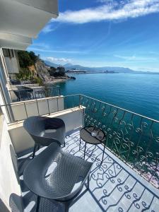 维耶特里拉卢瑟托拉酒店的阳台配有椅子,享有水景