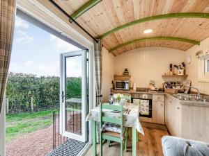 科尔福德Hoarthorns Hideaway - Uk41687的开放式厨房配有桌子和窗户